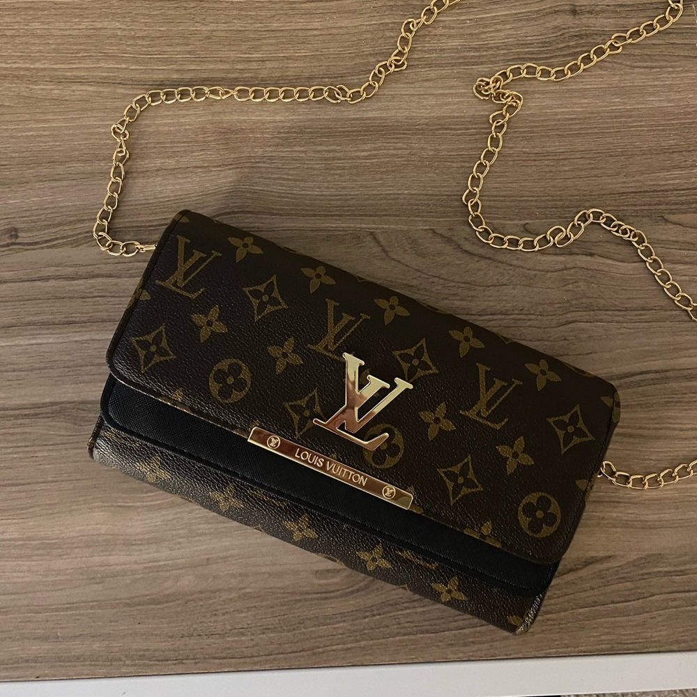 LV logo purse